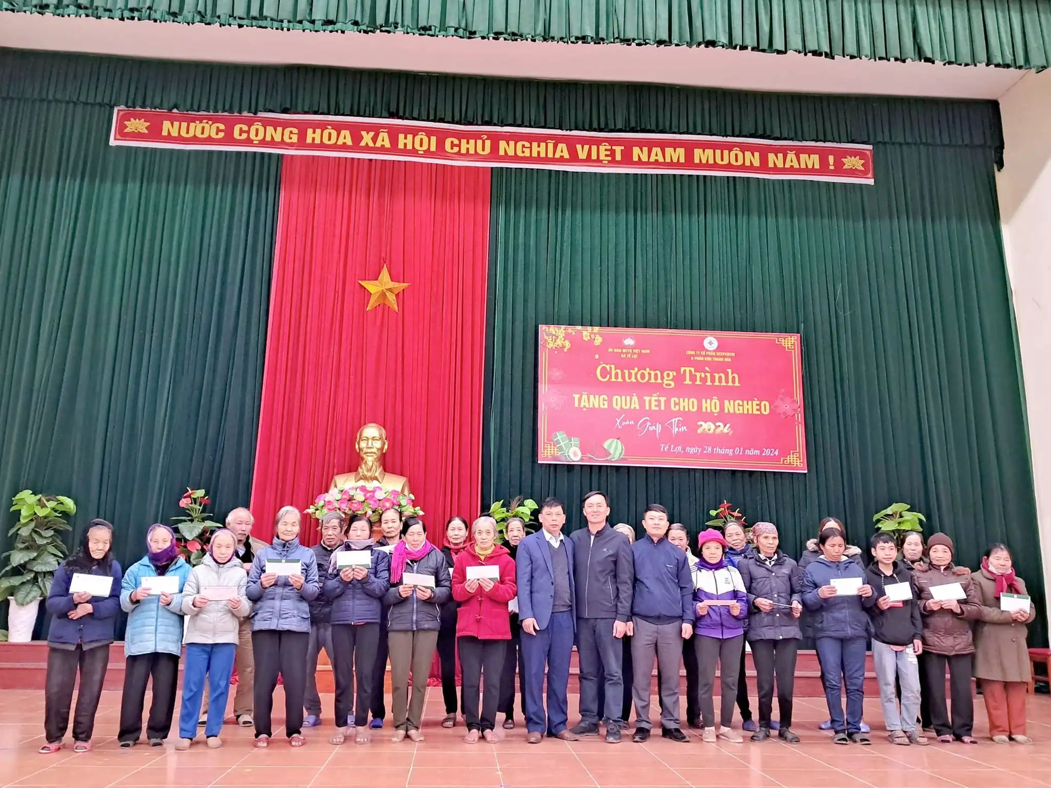 SEPCO trao quà Tết cho các hộ nghèo dịp Xuân Giáp Thìn 