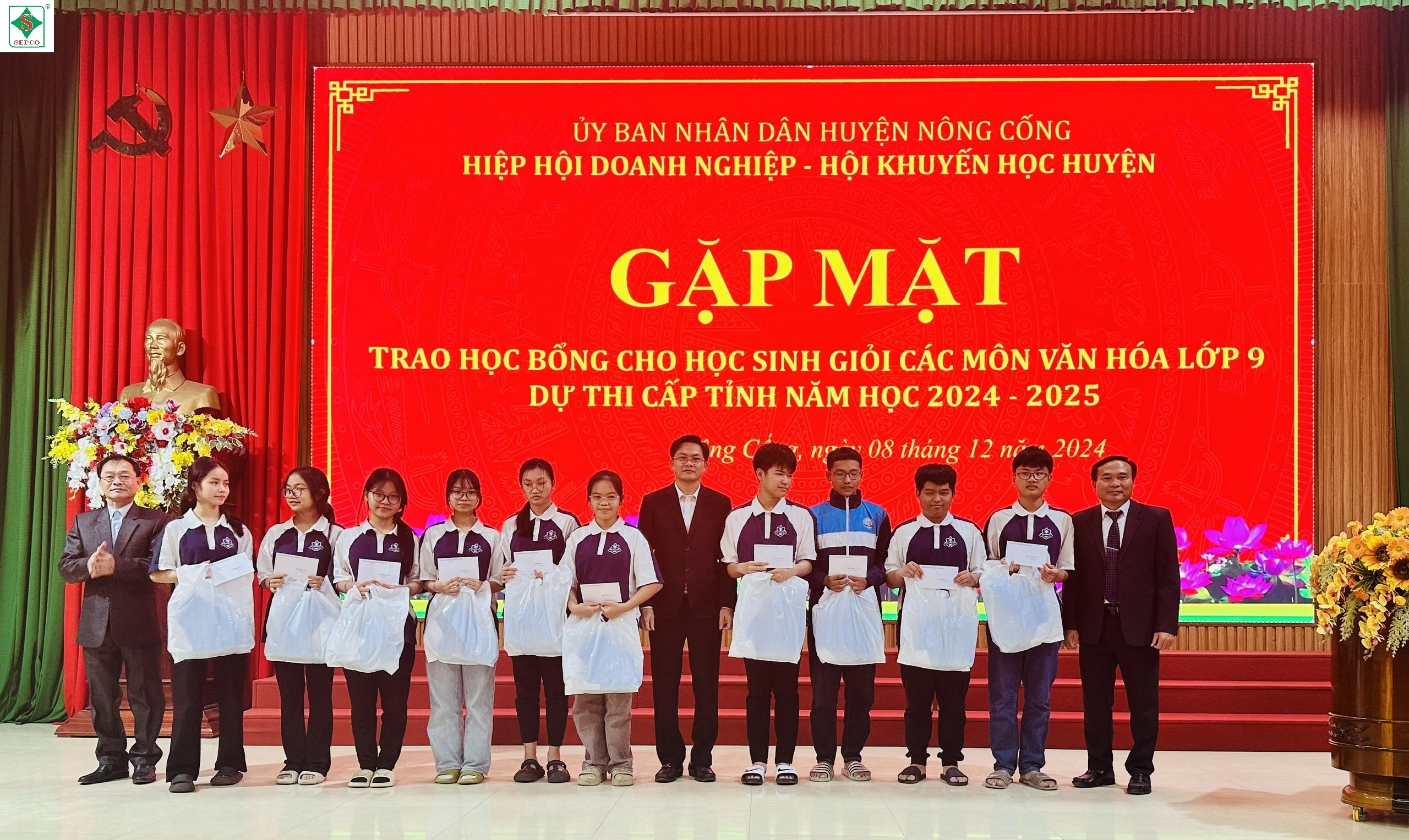 Công ty CP Secpentin và Phân bón Thanh Hóa dự lễ trao học bổng cho học sinh giỏi các môn văn hóa lớp 9 dự thi cấp tỉnh năm học 2024-2025 tại Ủy ban nhân dân huyện Nông Cống